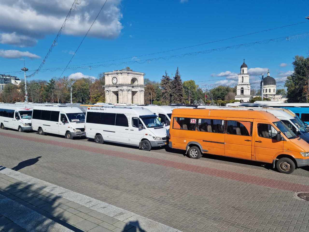 ФОТО Более 200 перевозчиков протестуют на площади Великого Национального Собрания