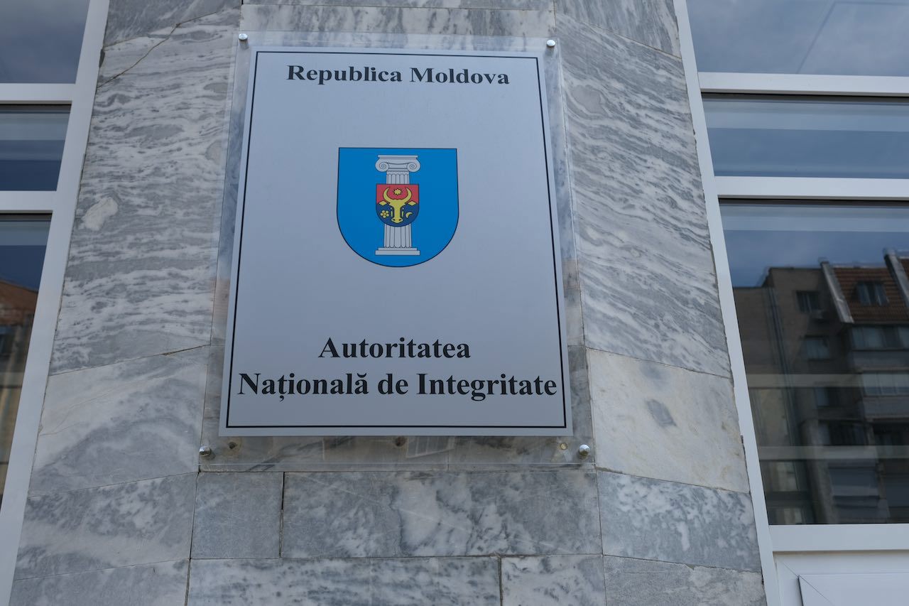 Averi nejustificate de peste 2.8 milioane de lei: un primar din Telenești și fostă șefă de vamă, vizați de ANI