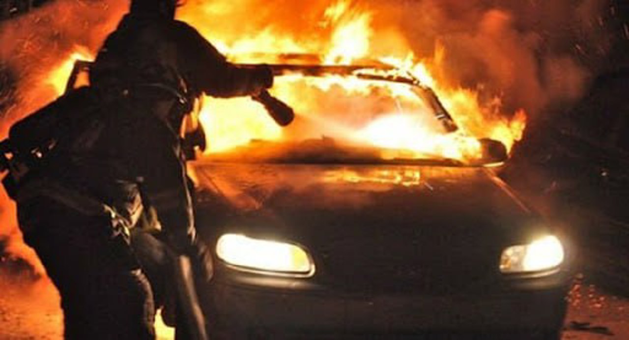 Пожар в Анений Ной // Два автомобиля, припаркованных на территории предприятия, были охвачены пламенем