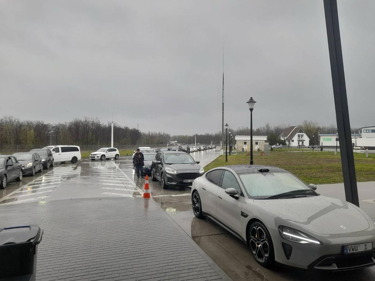 Aglomerație la ieșirea din țară prin PTF Sculeni: aproximativ 80 de mijloace de transport așteaptă trecerea frontierei