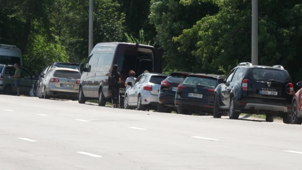 Traficul intens din preajma Aeroportului Chișinău: „E dificil când vin, nu am unde să parchez”