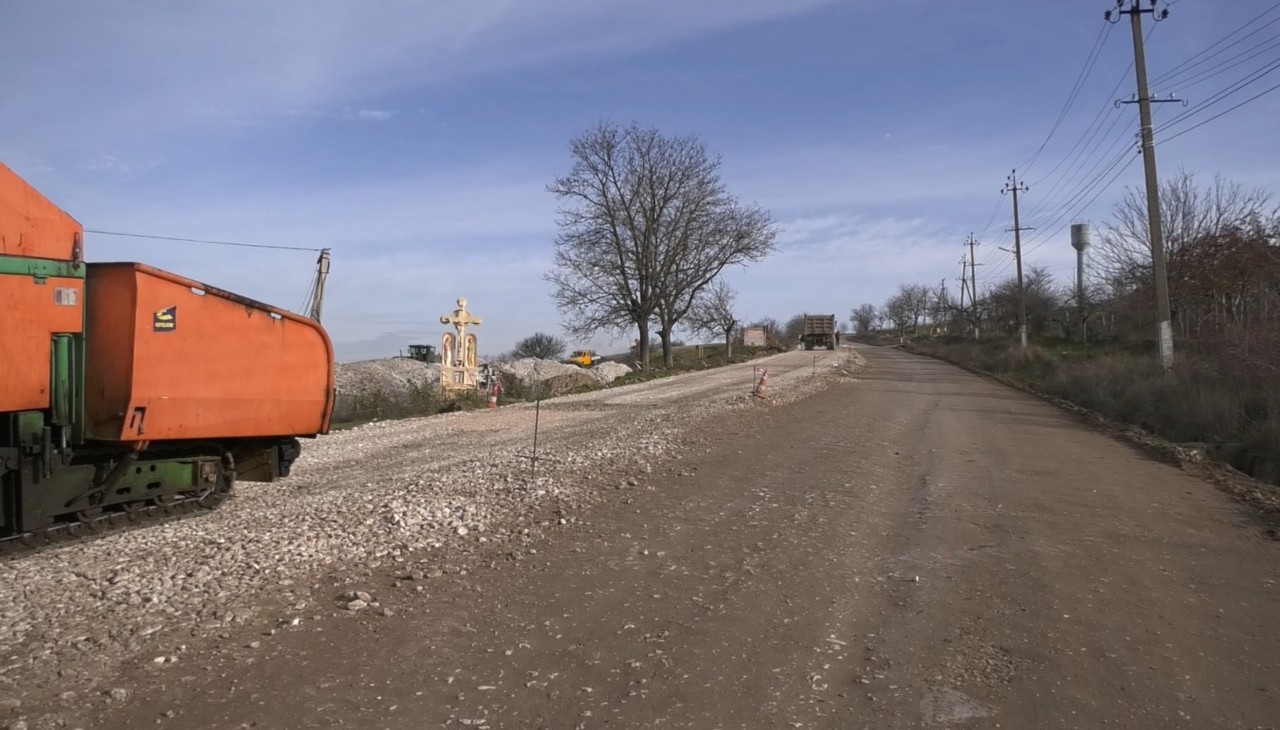 Reabilitarea unui drum din Căușeni avansează cu dificultate. Locuitorii spun că așteaptă de mult timp finalizarea lucrărilor 