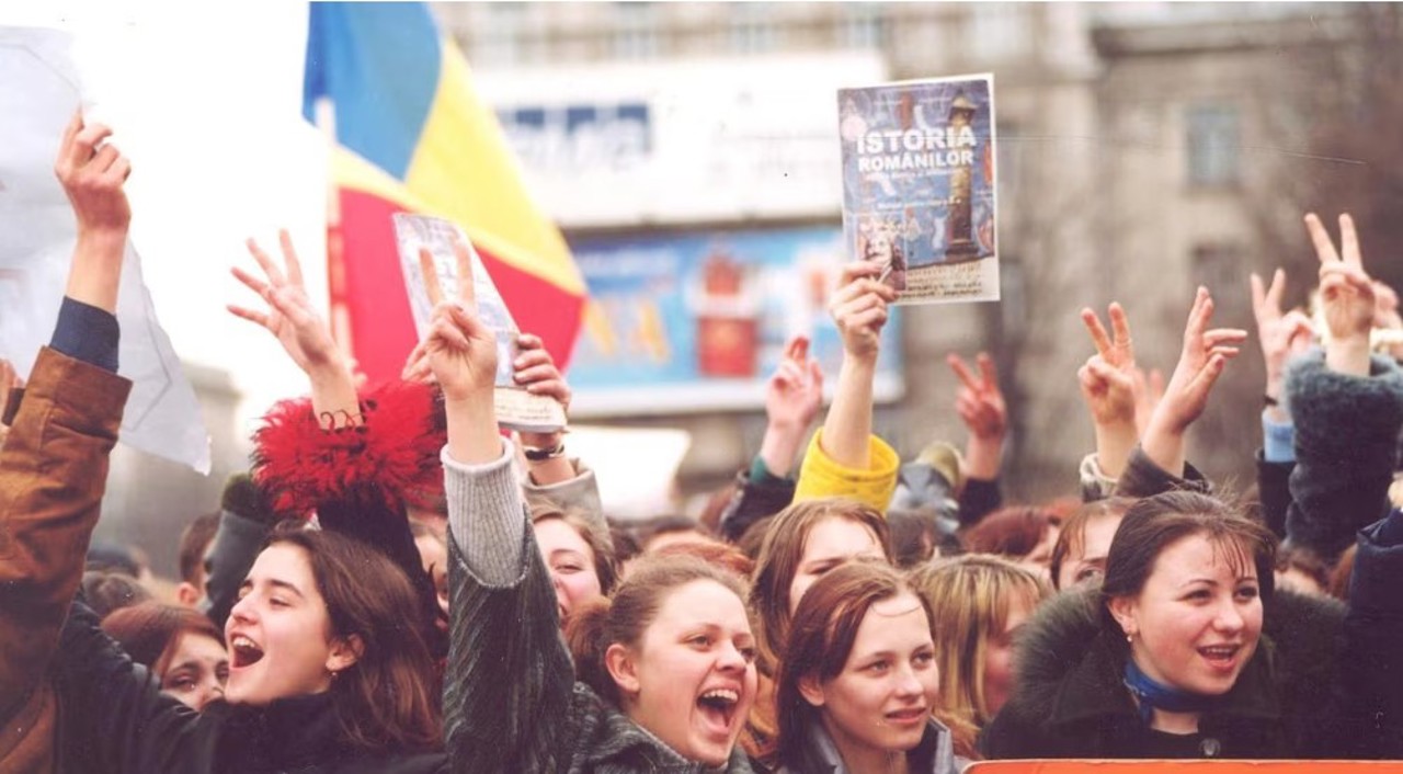 VIDEO | „35 de ani de independență”, campanie Moldova 1:  2002 - anul dominat de confruntări politice și de ample proteste antiguvernamentale