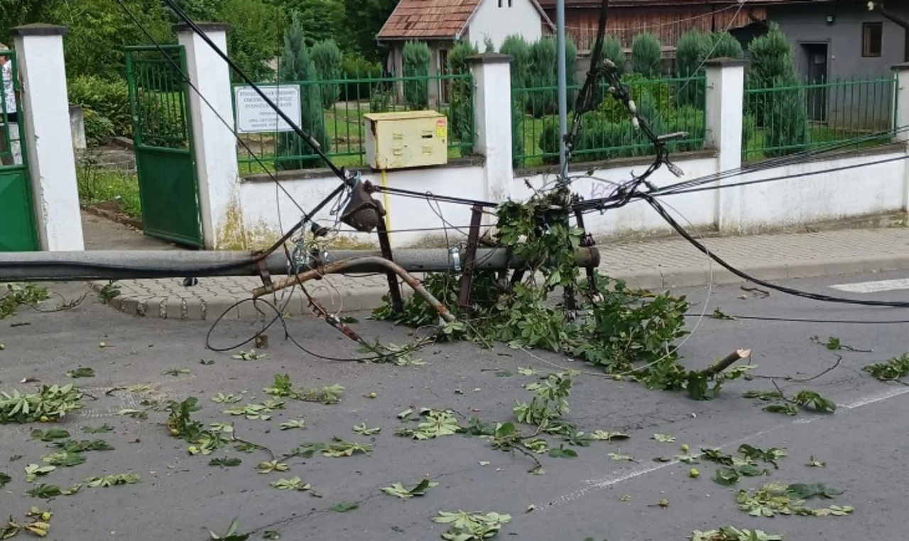 Ночной шторм нанес дополнительный ущерб электросетям: несколько населенных пунктов остались без электричества