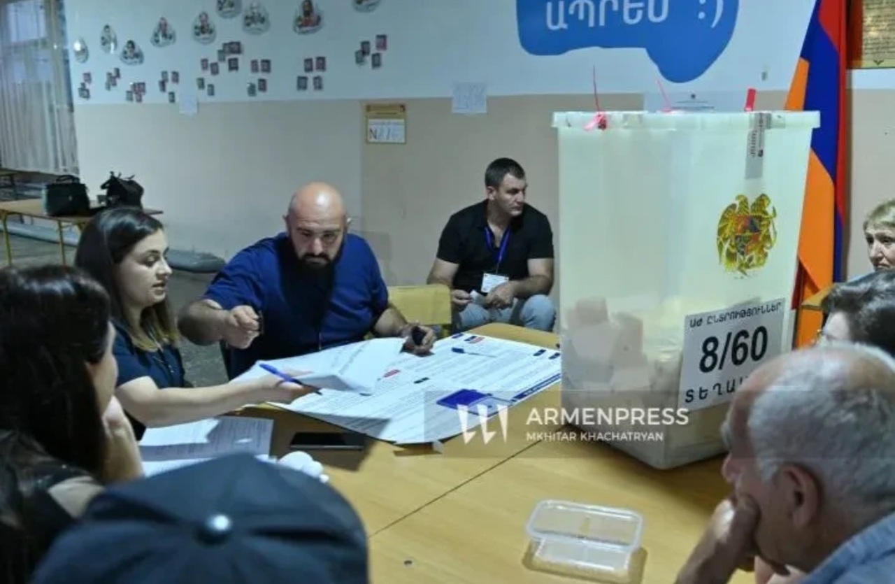 Pashinyan takes early lead in historic Armenian vote
