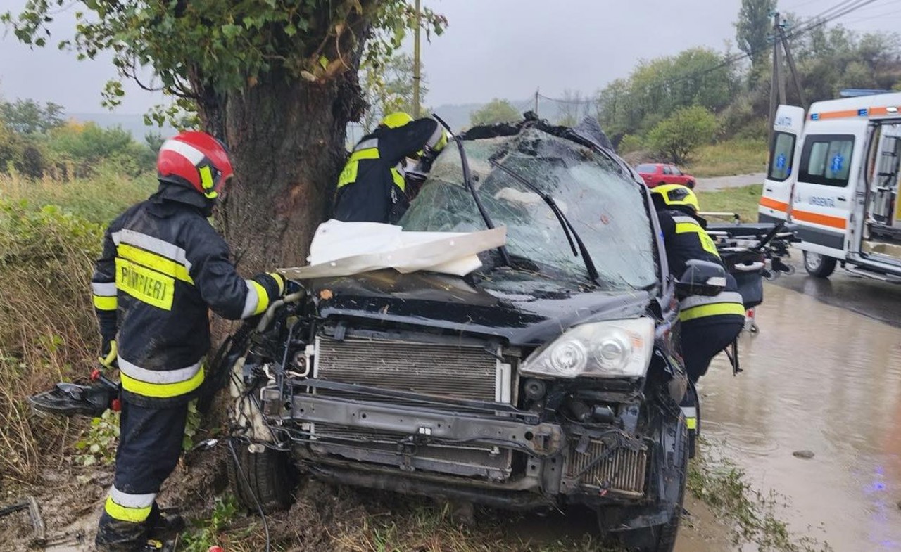 Two people rescued in Causeni and hospitalized after being trapped in their car