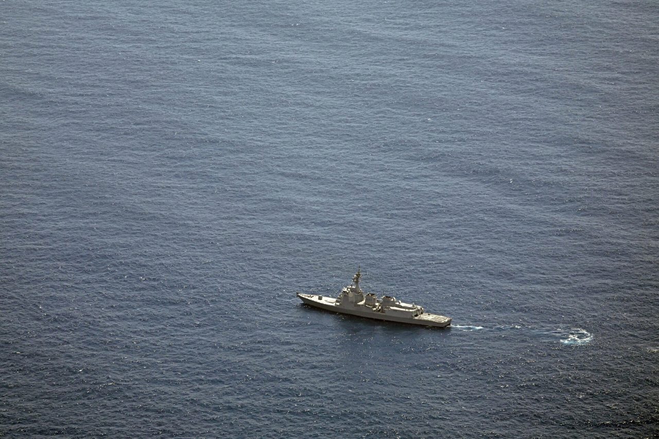 O navă a Forțelor Maritime de Autoapărare a Japoniei (JMSDF) efectuează o operațiune de căutare și salvare la locul unde două elicoptere s-au prăbușit în mare în timpul unui exercițiu de antrenament în apropiere de Torishima, în grupul de insule îndepărtate Izu, în largul coastei de sud a Japoniei centrale, 21 aprilie 2024, în această fotografie difuzată de Kyodo