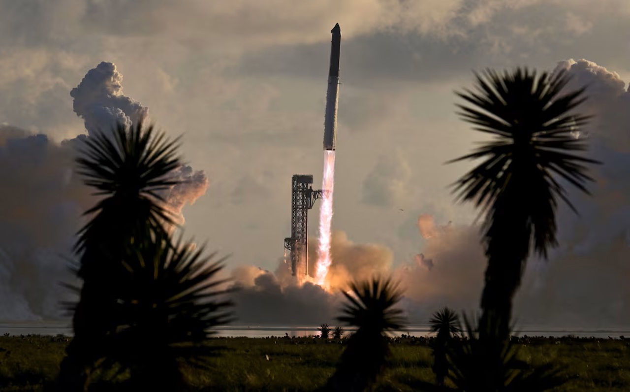 Lansare cu succes, dar mici defecțiuni: Starship a ajuns pentru prima dată pe orbită cu un motor nefuncțional