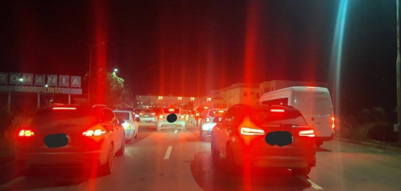 UPDATE La PTF Sculeni se menține flux continuu și majorat de mașini la ieșirea din țară, intrare în Româna. Polițiștii de frontieră recomandă călătorilor să opteze pentru alte puncte de trecere