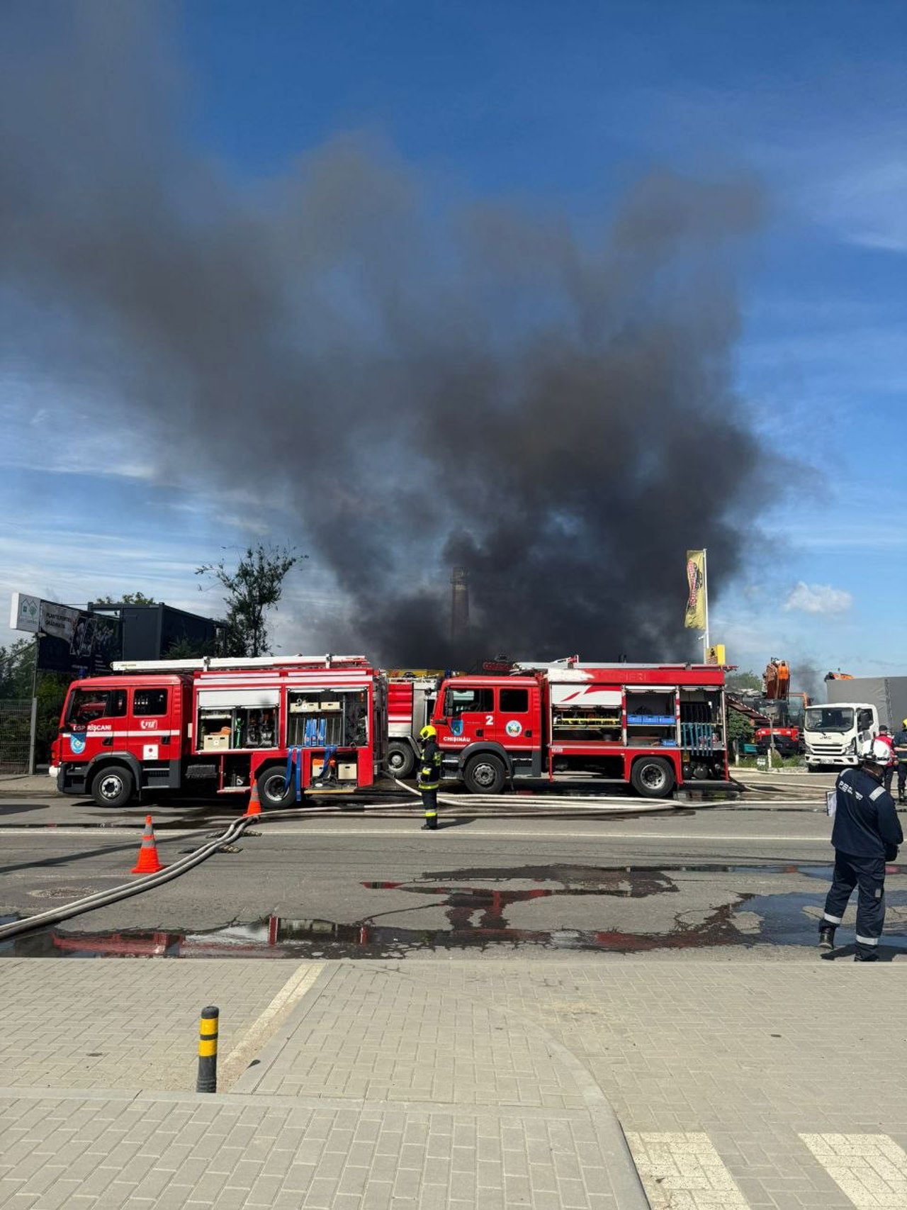 В Кишиневе загорелся склад с техникой и машинным маслом
