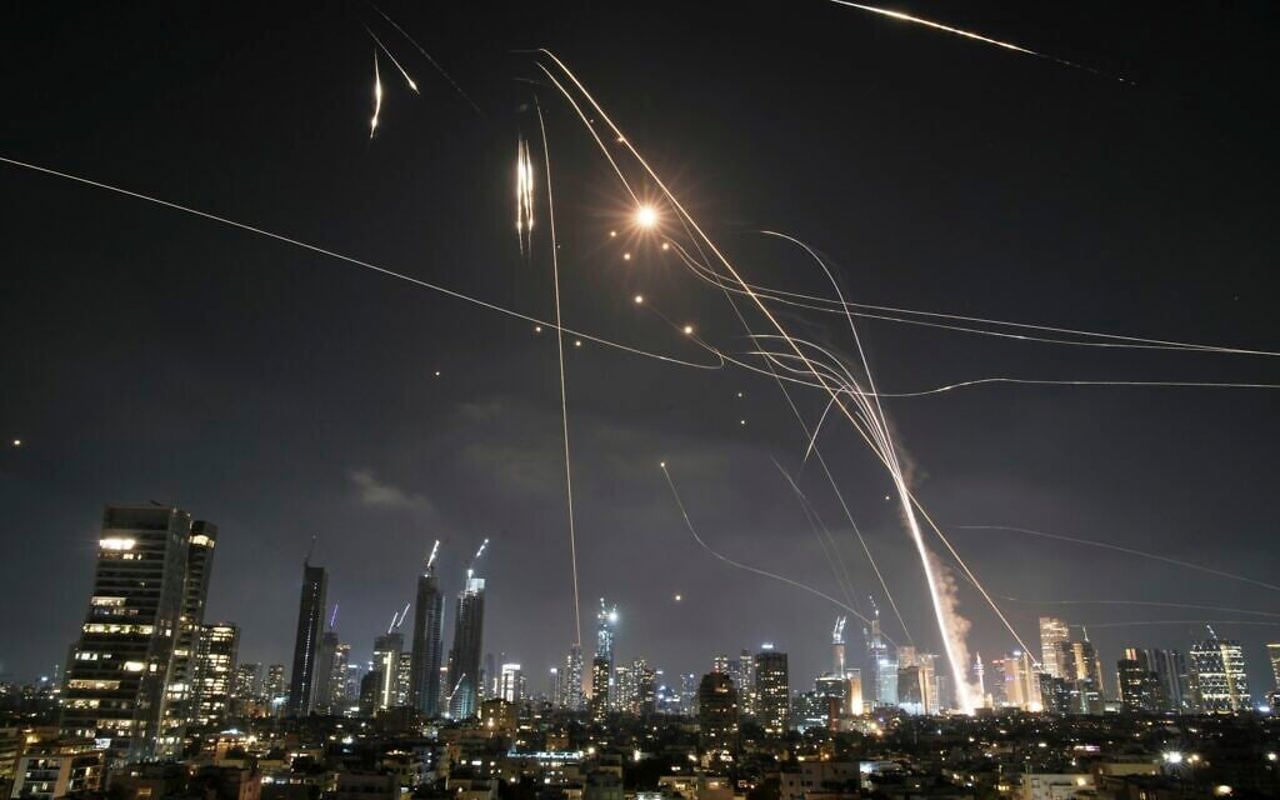 Rachete balistice lansate din Iran spre Israel, explozie puternică deasupra Tel Aviv-ului