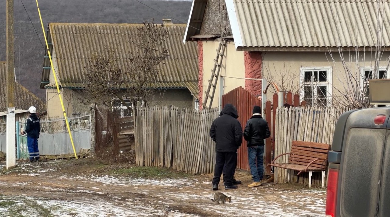 Drona căzută la Crocmaz a lăsat oamenii fără lumină. Localnici: „Am găsit-o în grădina unei case”