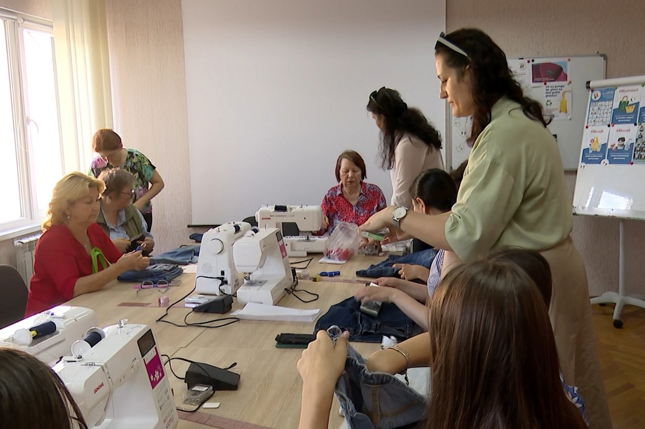 Atelier de reciclare creativă în capitală: din blugi vechi - torbițe cu stil