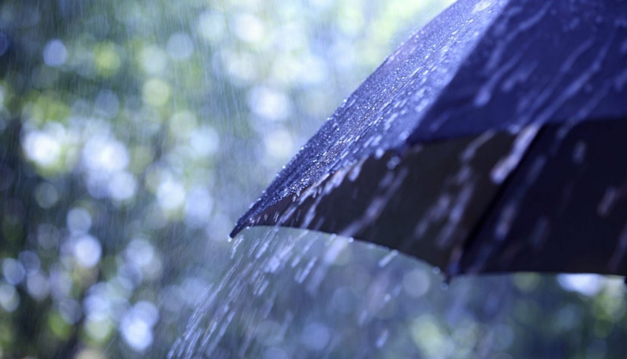 Meteorologii prognozează ploi cu descărcări electrice. Temperaturile scad în nordul țării