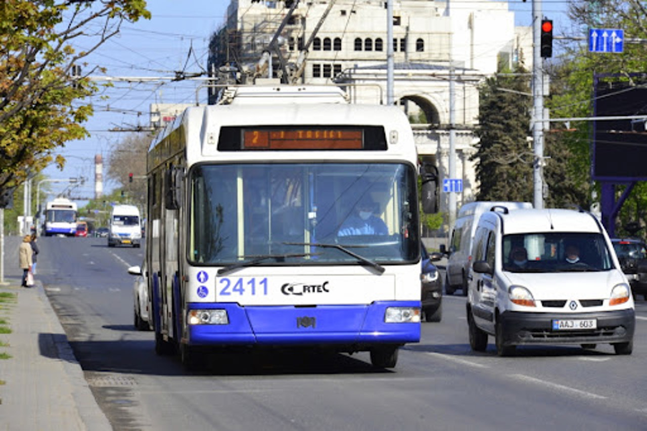Prețul călătoriei cu troleibuzul și autobuzul crește cu un leu în capitală: Scumpirea, aplicată începând cu 1 mai 