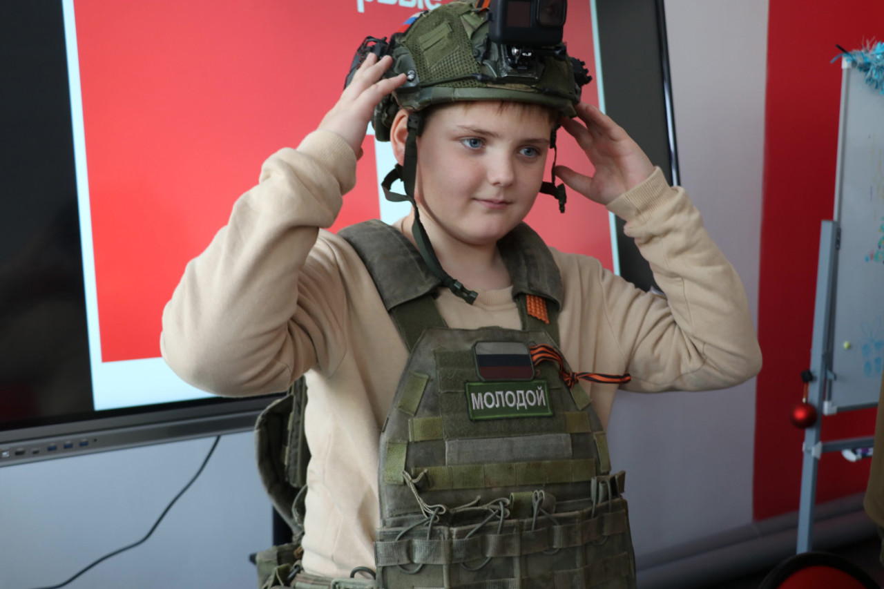 Militarizarea școlilor din Rusia: elevii vor studia drone, arme și tactici de apărare