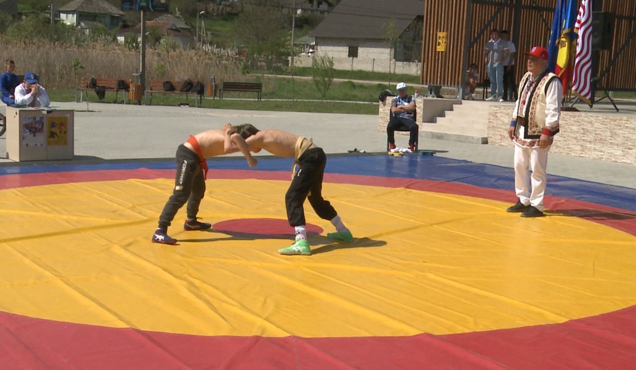 Premieră în sportul moldovenesc! Orașul Ialoveni a fost gazda turneului republican la "trânta dreaptă"