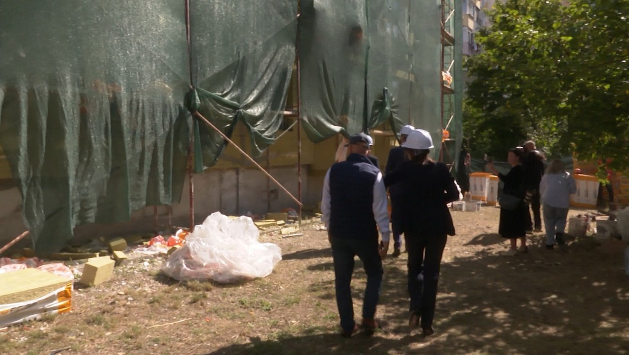 Primul bloc multietajat din Ialoveni, la care au început lucrările de reabilitare energetică: „Sperăm să fie cald, iar facturile mici”