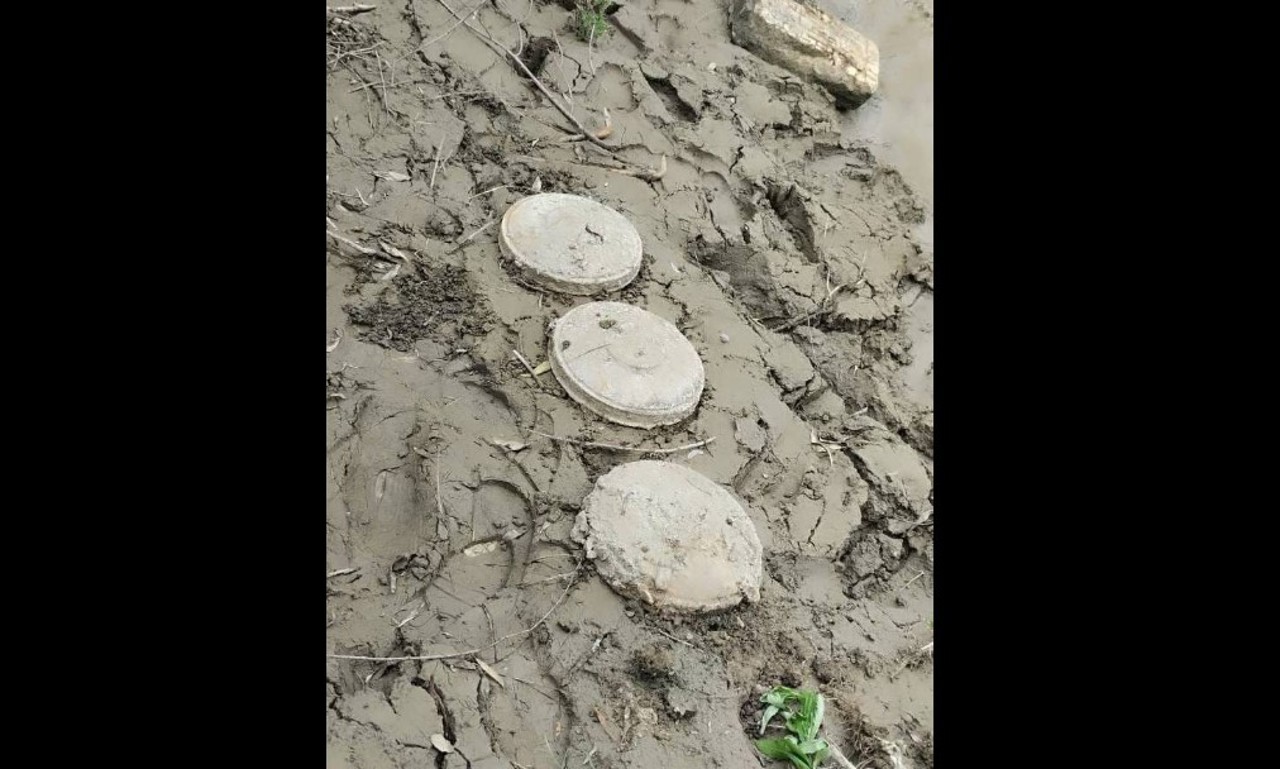 Three anti-tank mines, discovered on the banks of the Prut