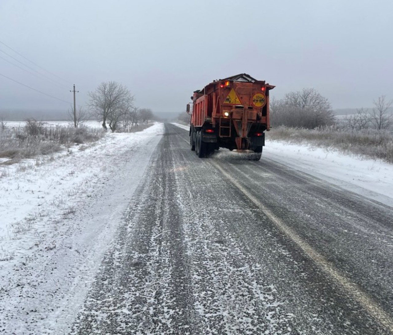 Atenție, ceață și lunecuș! Pe drumurile naționale au fost împrăștiate 829 de tone de sare
