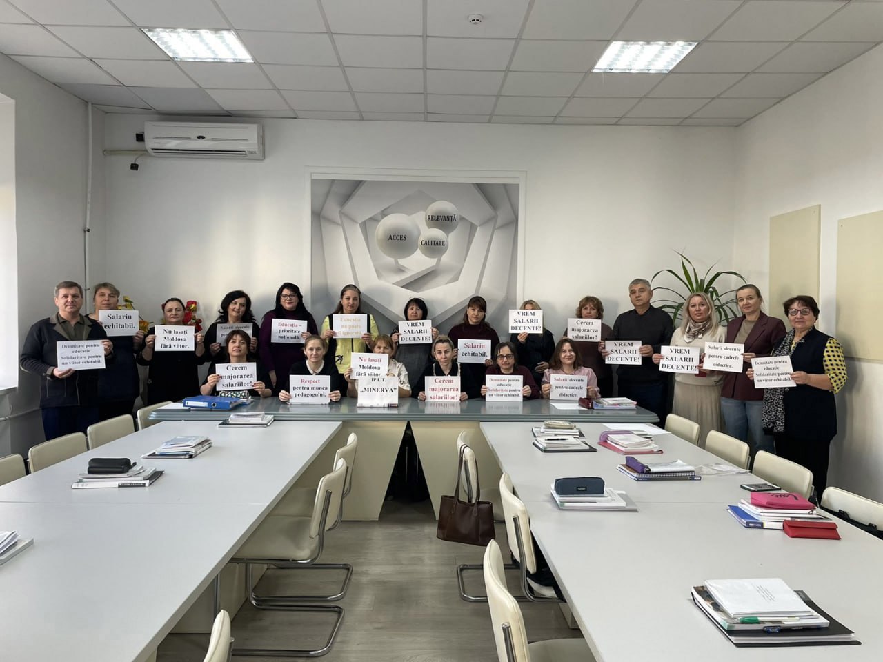 Флешмоб в школах страны: учителя требуют повышения зарплат