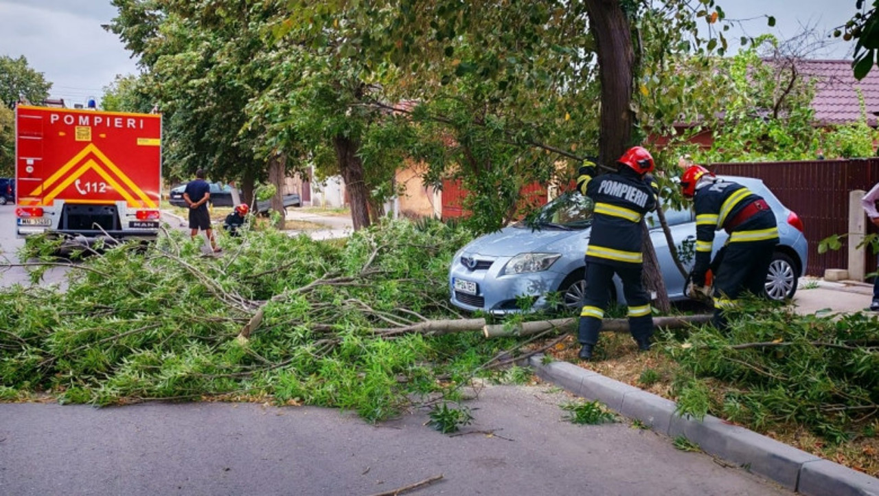 Furtună puternică în România: trei persoane au decedat, patru sunt rănite 