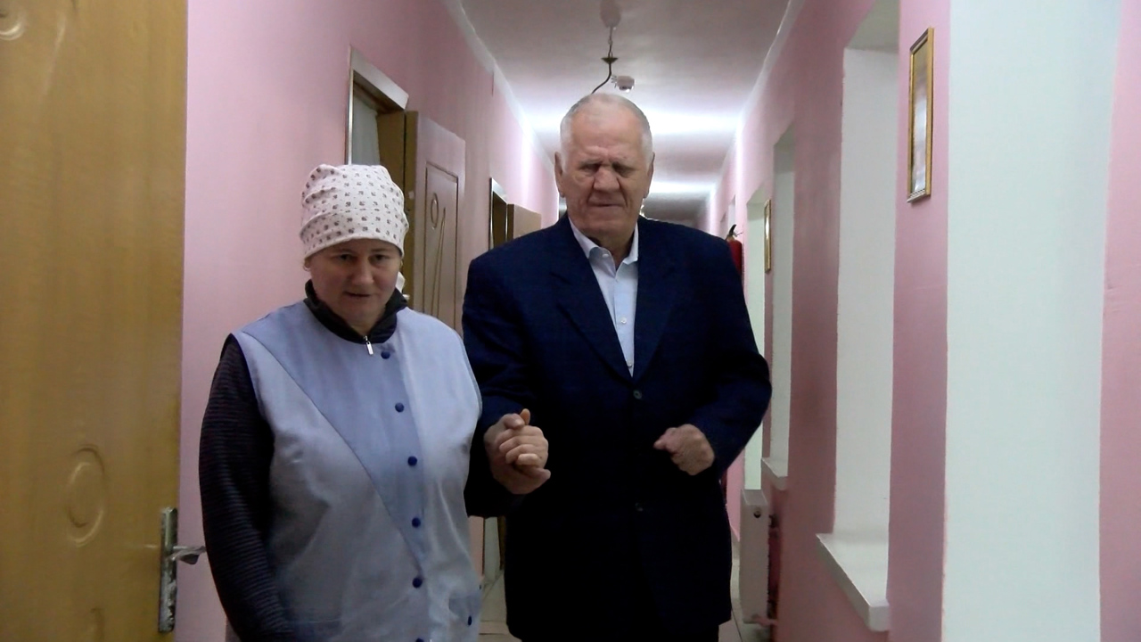 Copiii de la grădiniță, cântece și poezii pentru bătrânii din azilul de la Bădiceni, de Ziua persoanelor în etate