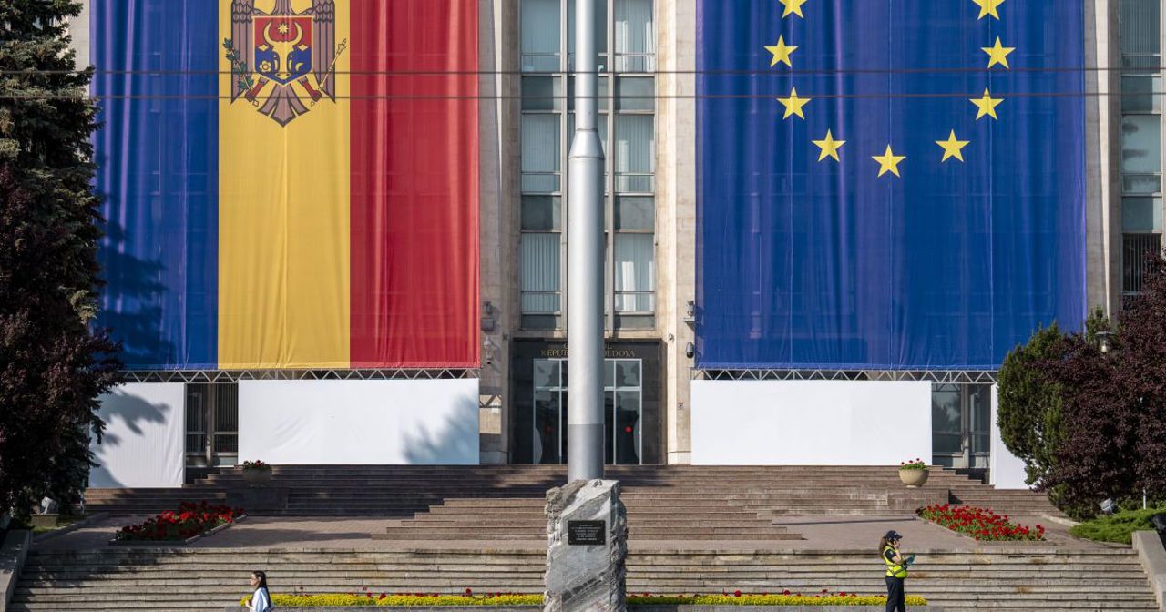 Studiu ATES: Încrederea în UE crește, în timp ce neîncrederea în clasa politică atinge aproape 50%