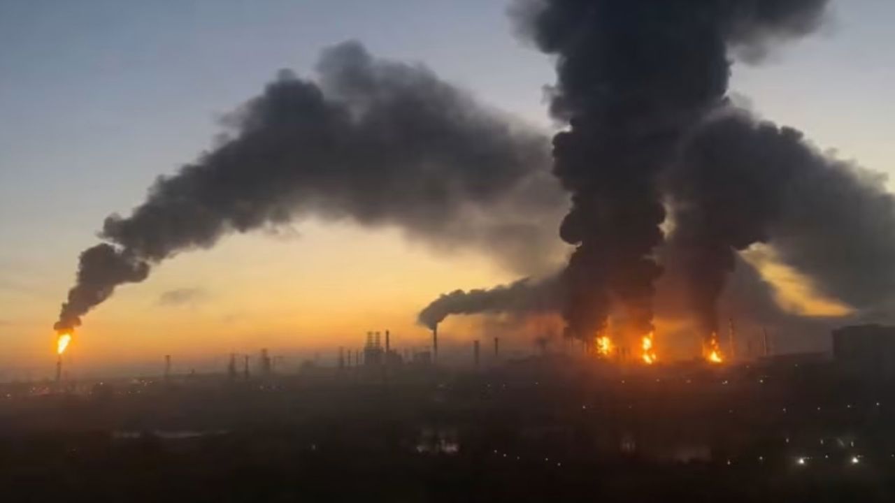 Reuters /Coloane de fum se ridică în urma atacurilor asupra unei rafinării de petrol din Moscova, la 20 septembrie 2026.