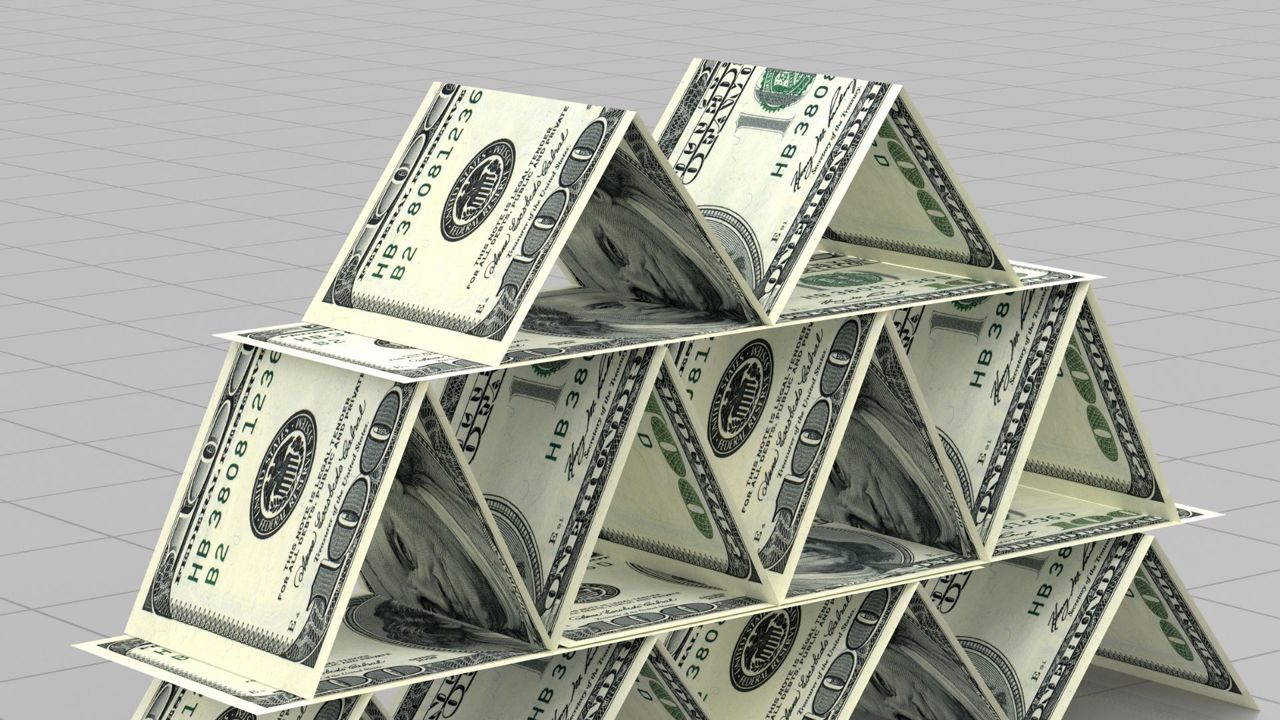 O mamă solitară și alte șase persoane, înșelate cu promisiunea unor profituri considerabile. Sentință într-un dosar de scheme piramidale