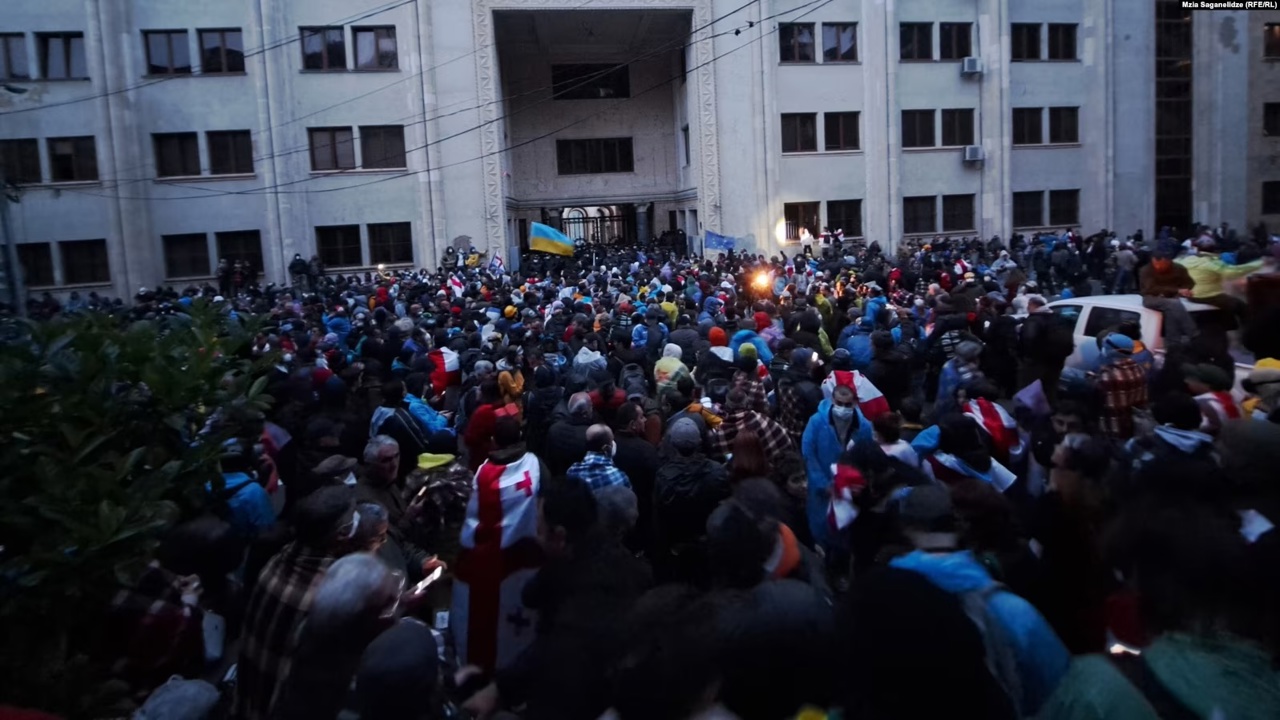 Proteste în Georgia // 20 de persoane au fost reținute. Comisia parlamentară a analizat și susținut legea privind „agenții străini” într-un minut