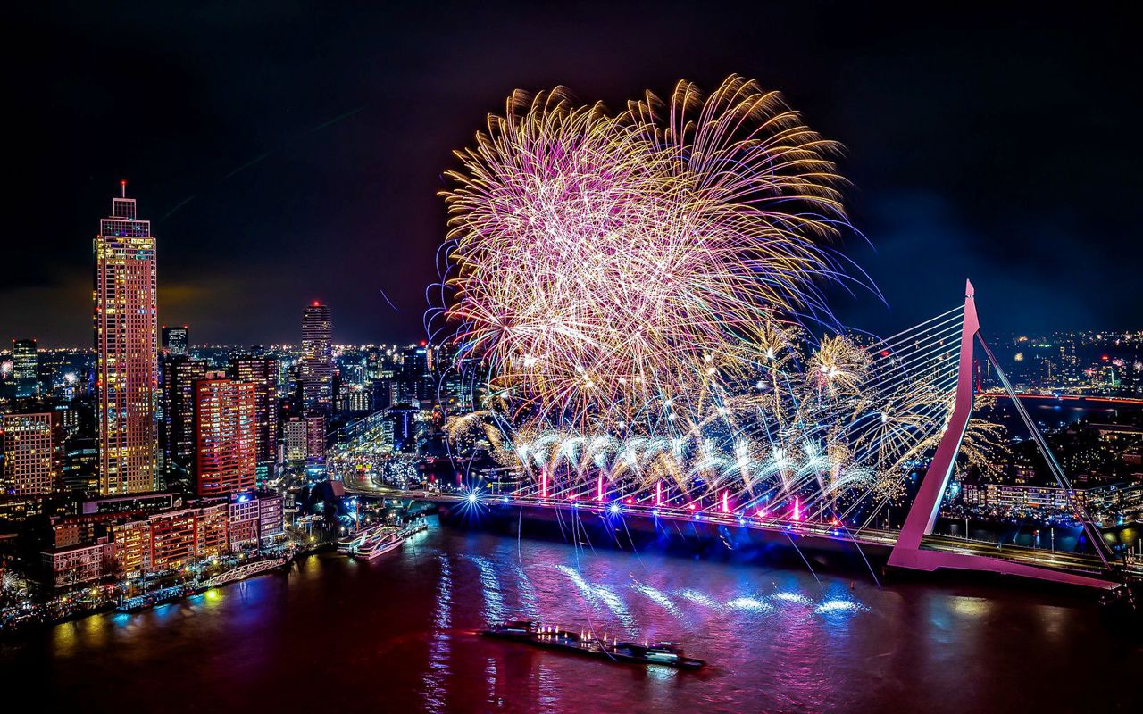 Artificiile dispar din Olanda: tradiție contestată, magazine mai aglomerate ca niciodată