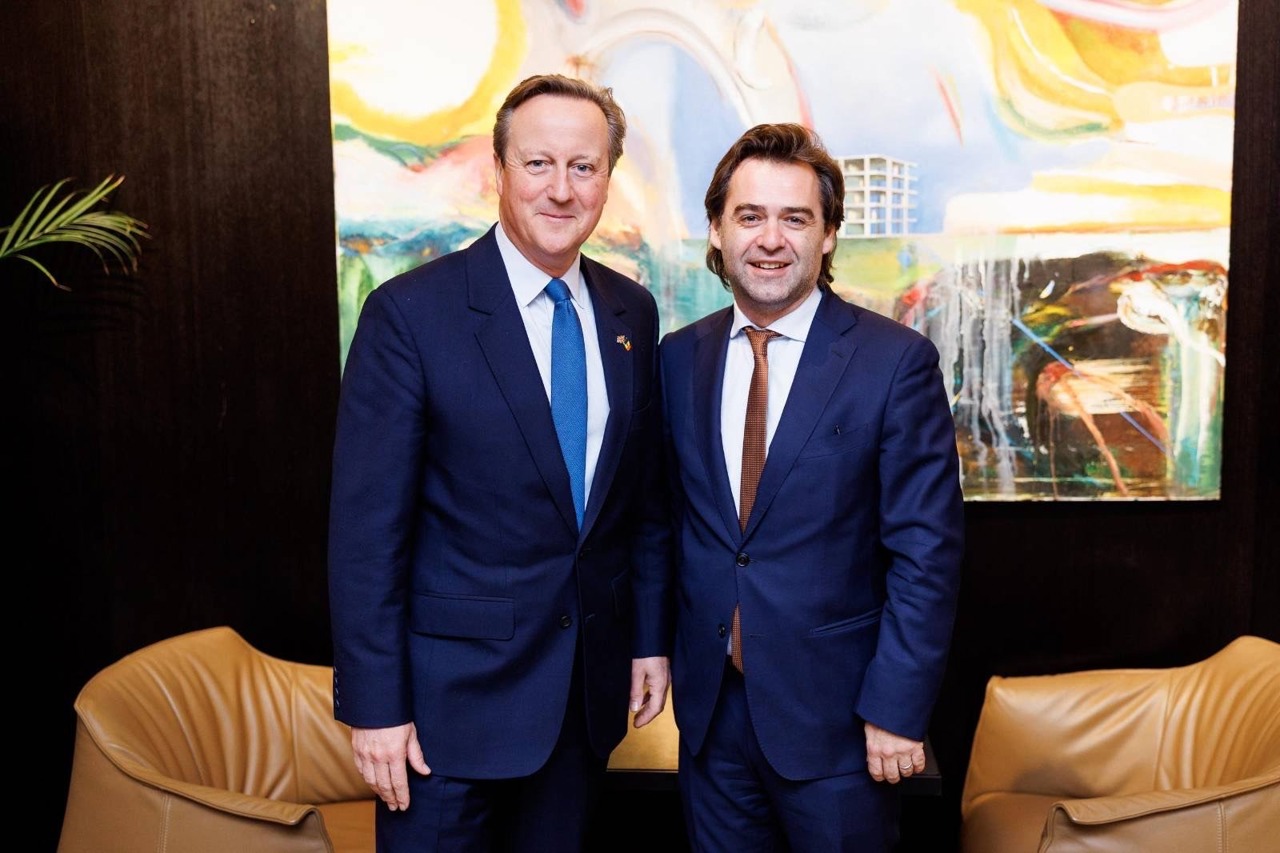 Conversia reciprocă a permiselor și reducerea tarifelor la roaming, discutate de Nicu Popescu și omologul său britanic David Cameron