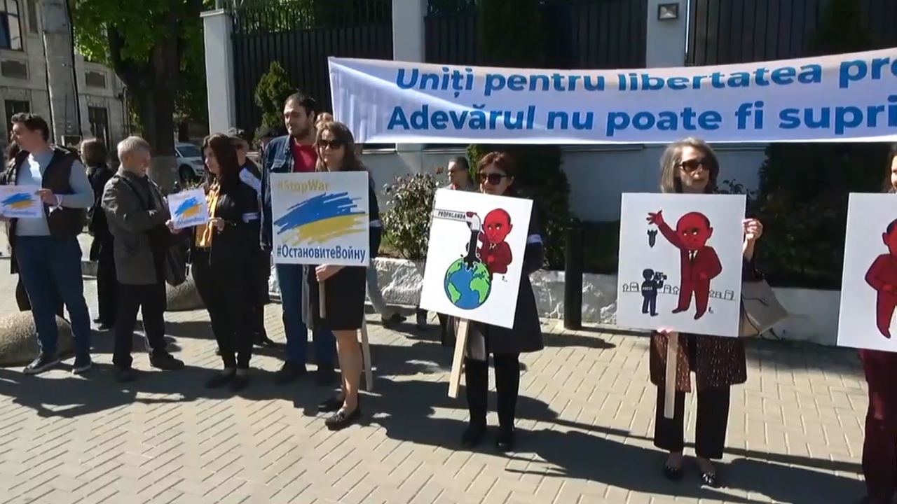 Flashmob in front of the Embassy of the Russian Federation: "United for press freedom." The truth cannot be suppressed!"