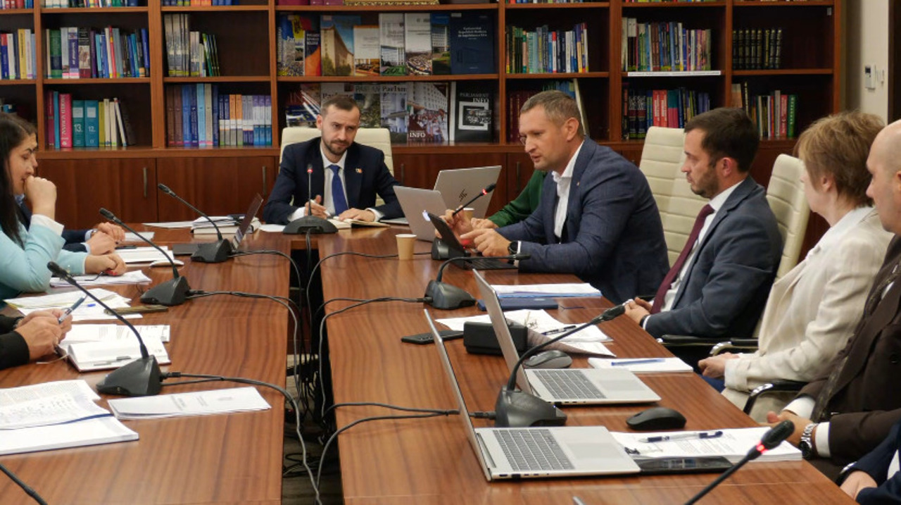 „V-ați comportat ca niște lăcuste”: Tensiuni la Comisia parlamentară de anchetă privind bonusurile pe care le primesc unii funcționari de la întreprinderi