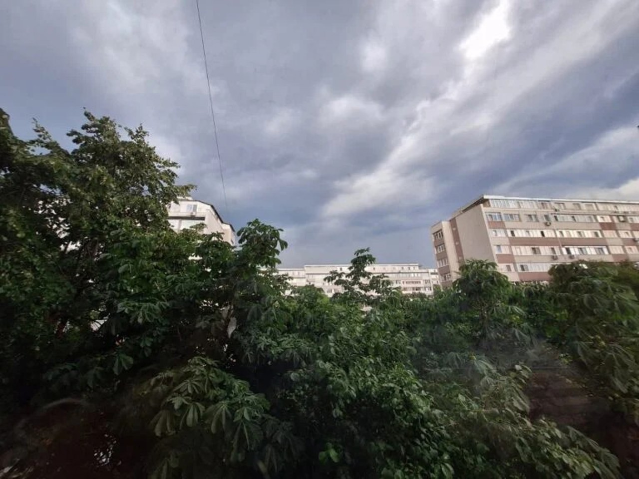 Cod galben de instabilitate atmosferică în toată țara: ploi torențiale, grindină și vijelii, până pe 25 mai