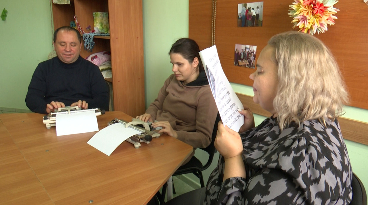 Tehnologiile asistive și Braille-ul: două instrumente esențiale pentru incluziunea nevăzătorilor 