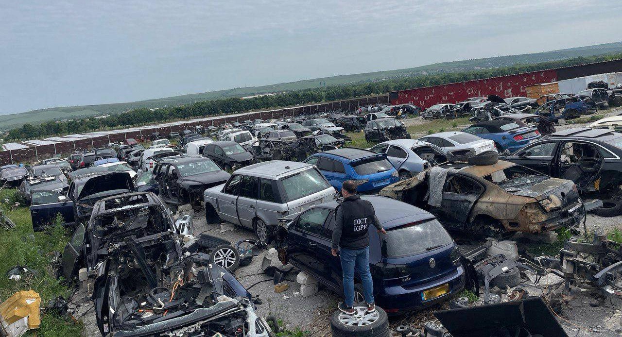 Mașini de lux și piese auto de circa 14 milioane de lei, aduse prin contrabandă în R. Moldova din UE și Marea Britanie. Grup infracțional, deconspirat
