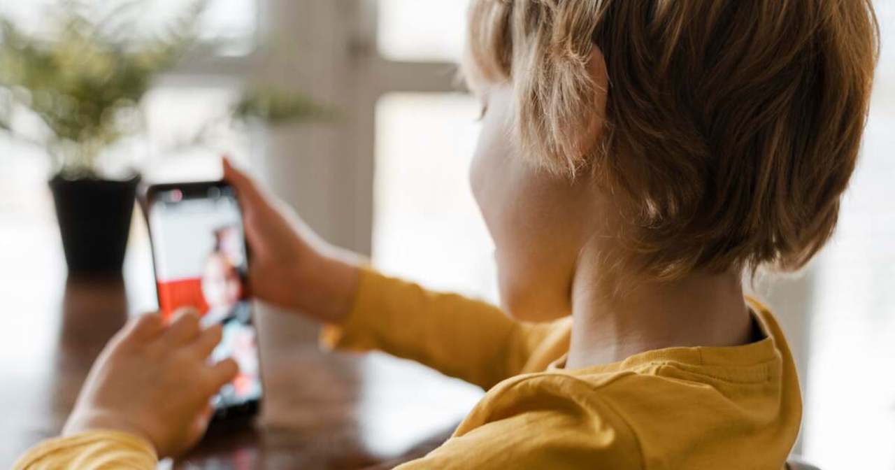 Starmer signals global crackdown on youth social media access