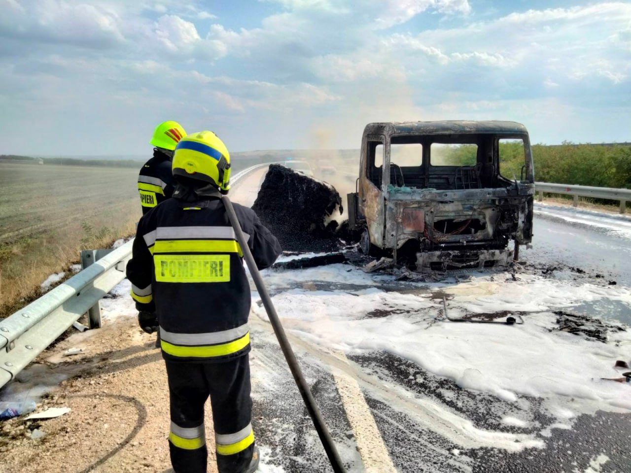 Un autocamion încărcat cu panouri sandwich a fost cuprins de flăcări pe traseul Comrat - Ciucur-Mingir