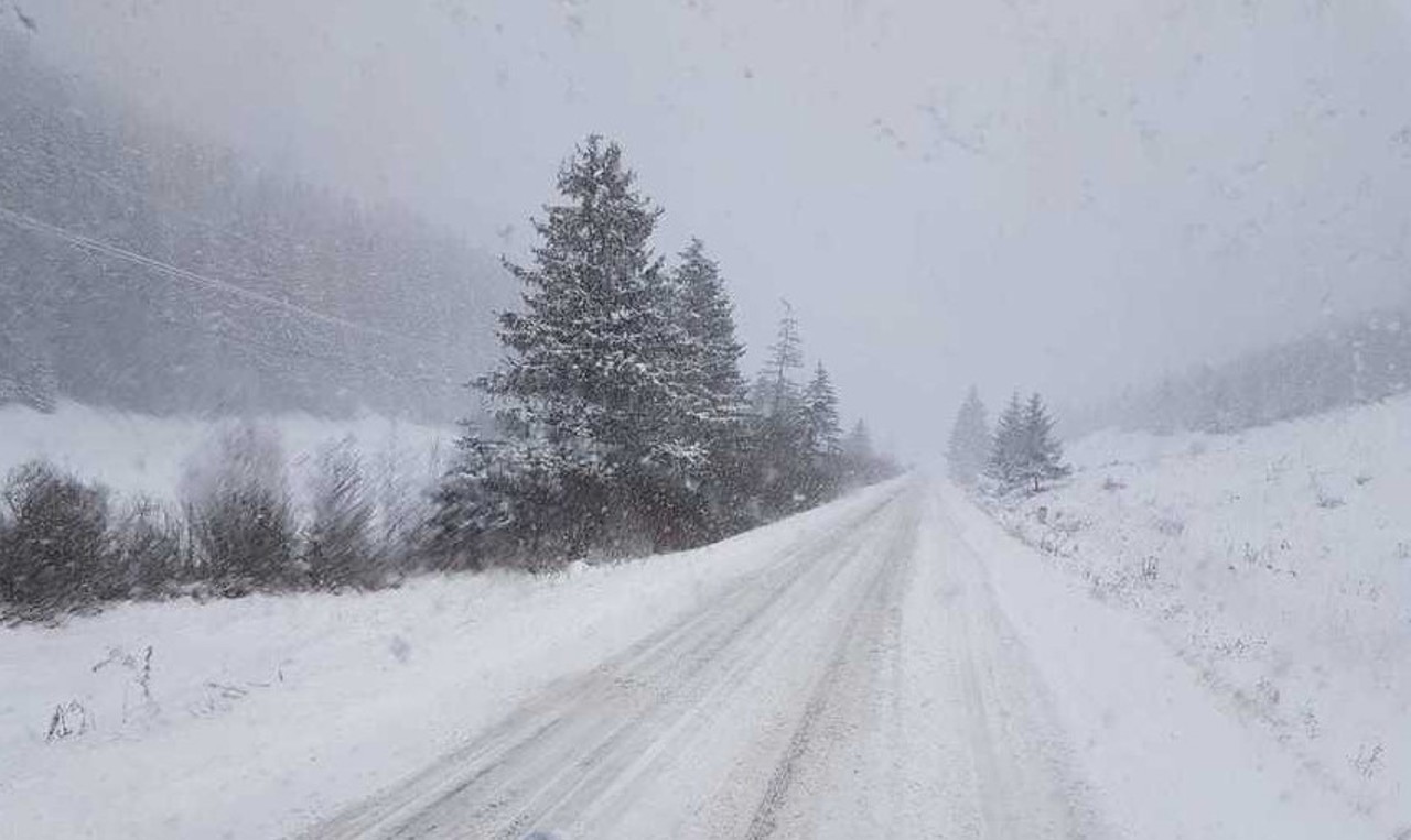 Работа аэропорта в Яссах нарушена из-за снега. Несколько рейсов задерживаются до двух часов