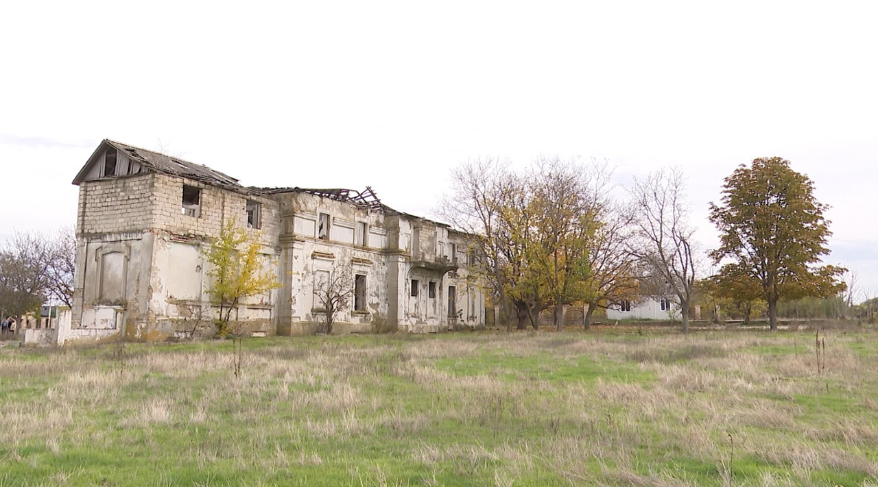 Campanie Moldova 1 | SALVAȚI CONACELE AFLATE ÎN PARAGINĂ: Un antreprenor din Chișinău vrea să restaureze conacul boieresc din Gura Bâcului