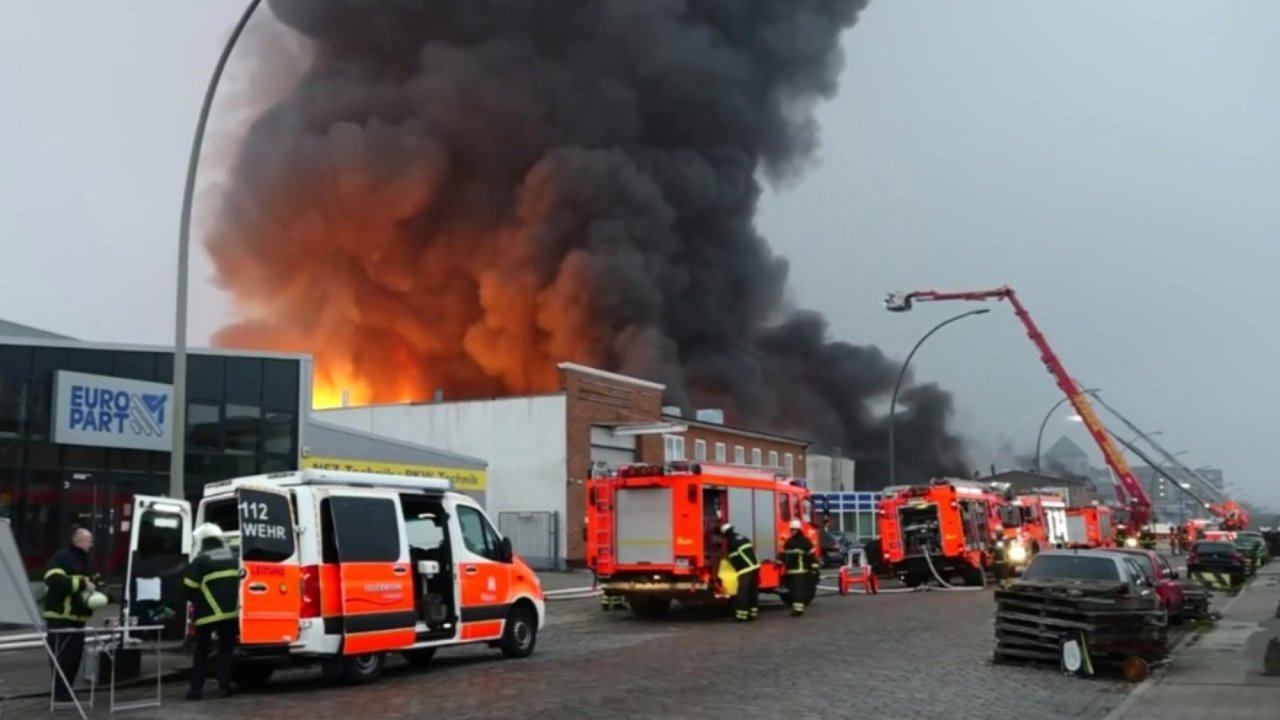 Пожар в Гамбурге не потушили даже спустя более суток