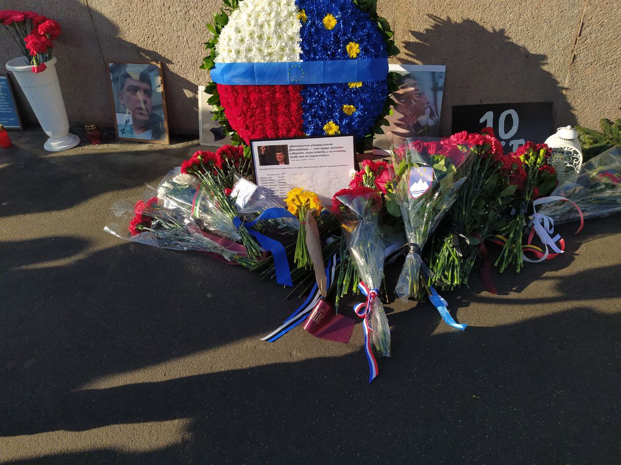 Десятая годовщина убийства Бориса Немцова. В России — акции памяти и задержания