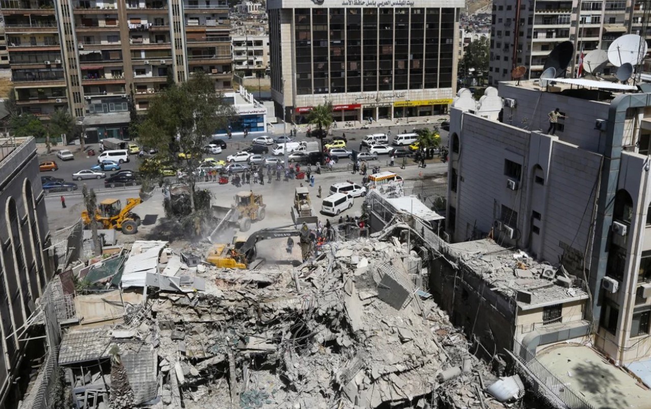 Salvatori caută în dărâmăturile unei clădiri anexate ambasadei Iranului, la o zi după un atac aerian israelian la Damasc, Siria, pe 2 aprilie