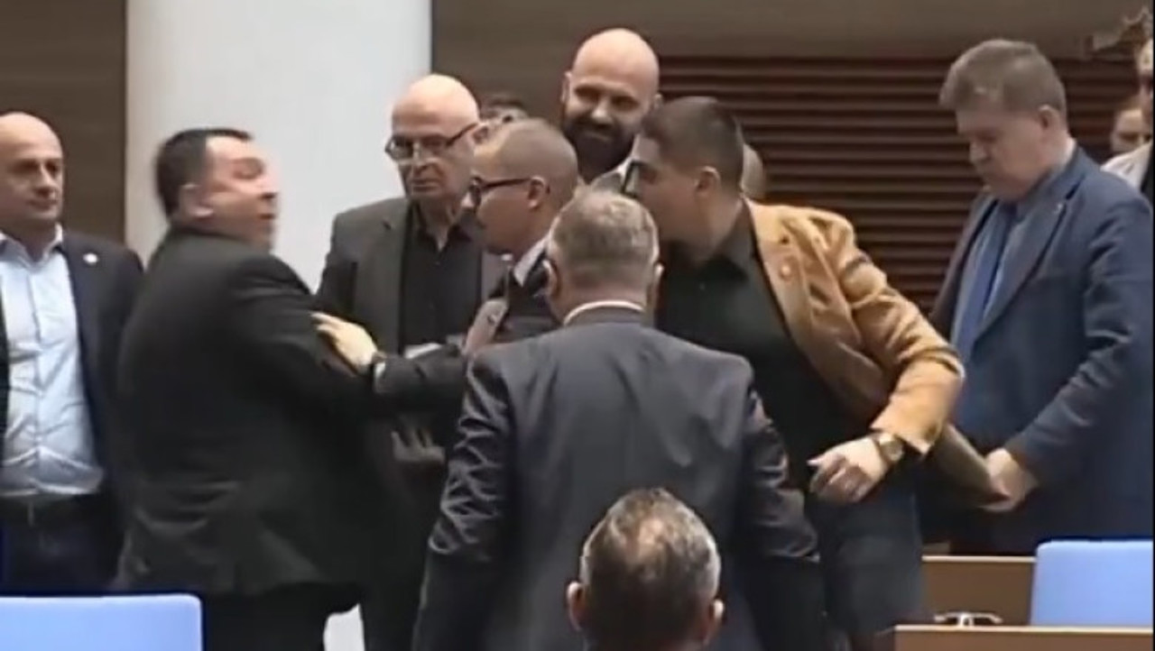 Confruntare violentă în Parlamentul bulgar în timpul dezbaterii bugetului de stat pentru anul viitor
