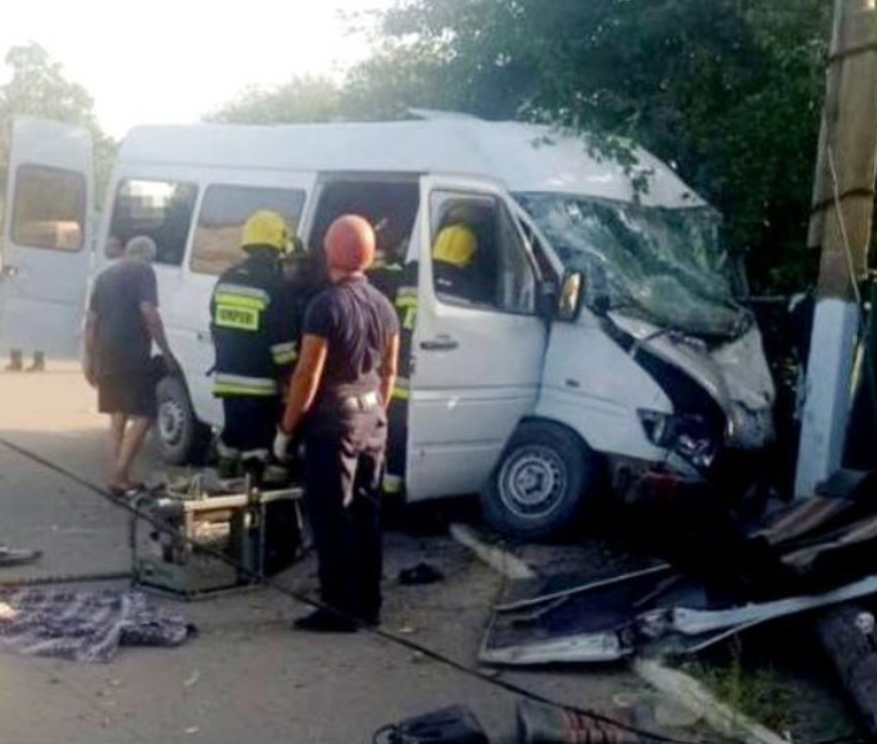Opt persoane au ajuns la spital și una a murit după ce un microbuz de rută, din cauza unei defecțiuni tehnice, s-a tamponat într-un pilon