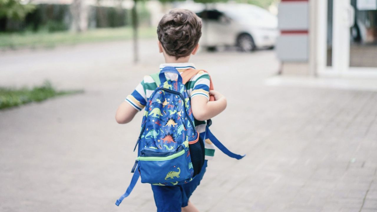 Ajutor pentru 216 copii aflați în dificultate: Vor primi până la 4.000 de lei pentru pregătirea de școală
