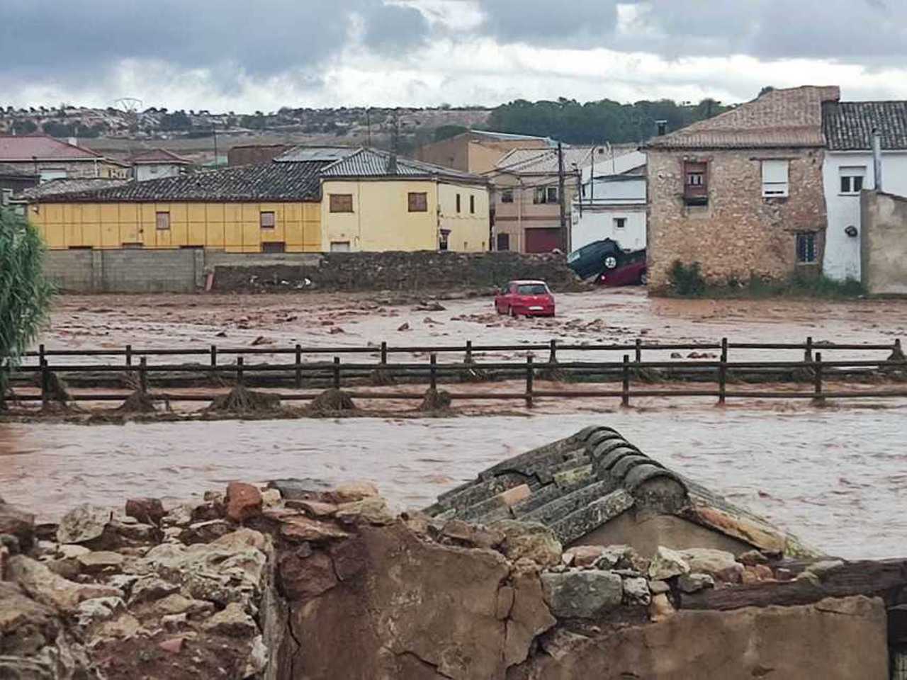 Doi morți, doi dispăruți și oameni blocați pe acoperișuri în urma ploilor torențiale din centrul Spaniei