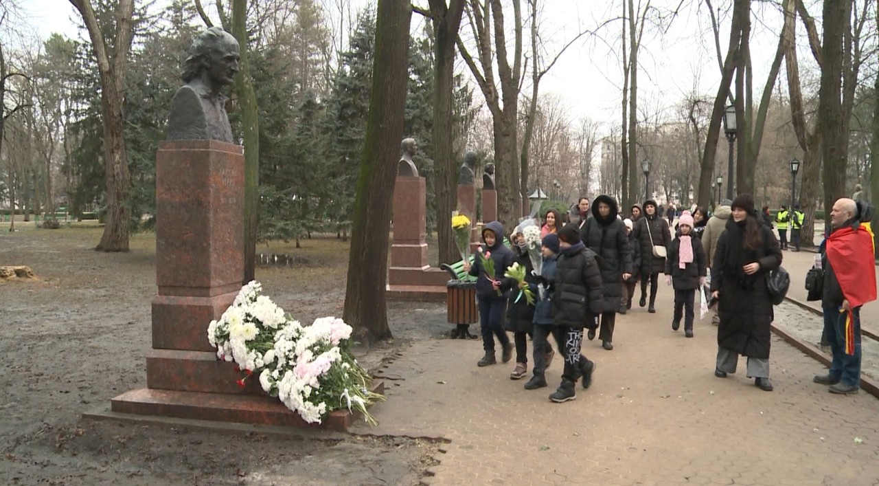 Omagiu poetului Grigore Vieru | La Chișinău au răsunat versurile marelui scriitor 